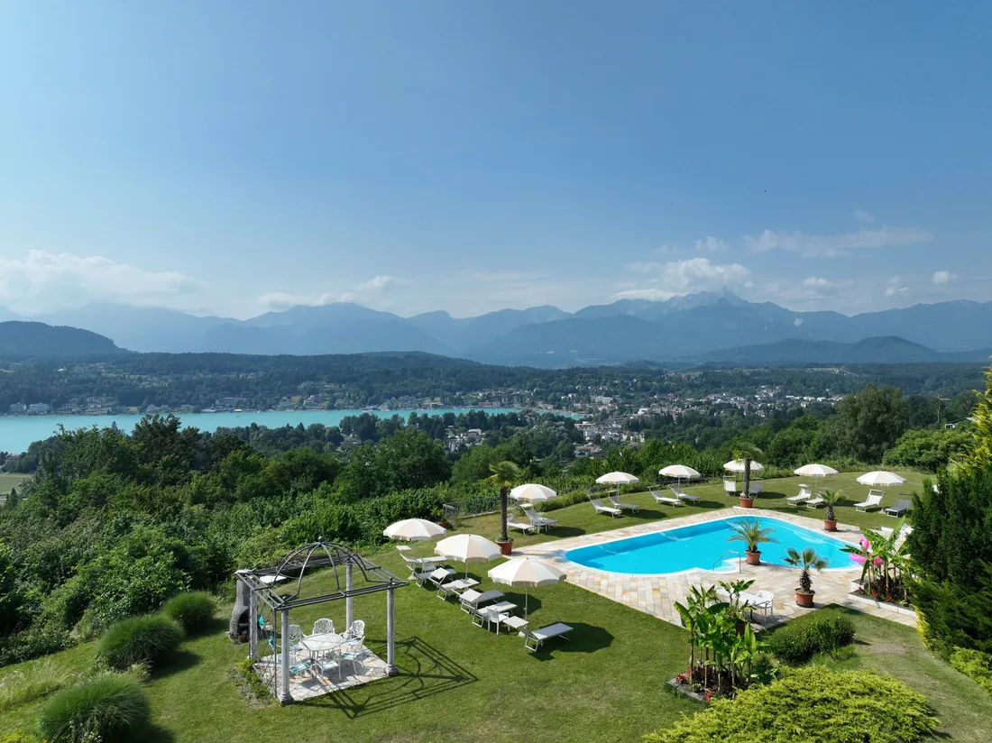 Pool mit Blick auf den Wörthersee