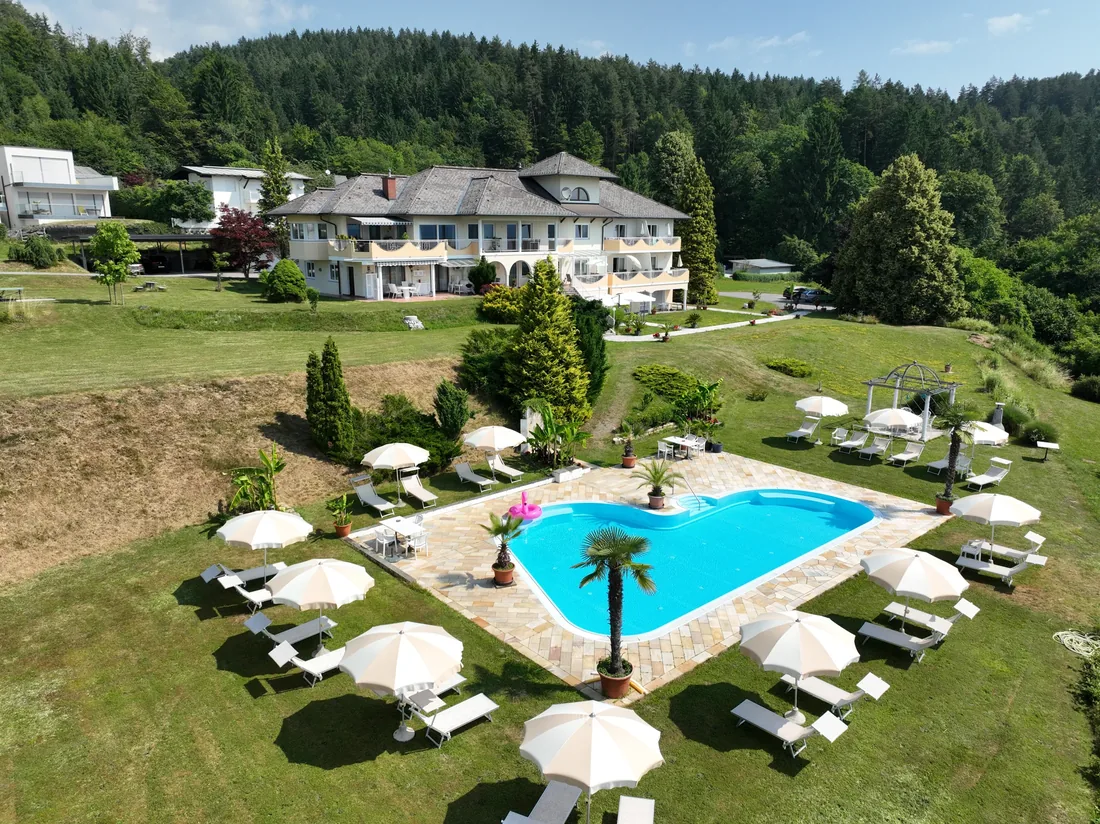 Pool, Liegeplätze und Aparthotel Claudia in der Gartenanlage