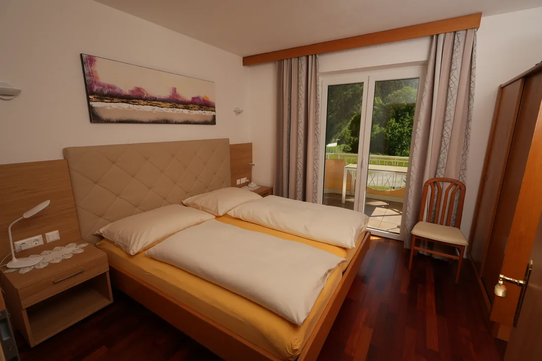 Schlafzimmer der Ferienwohnung 5 im Aparthotel Claudia