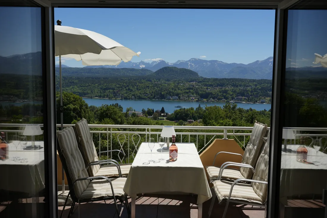 Loggia der Ferienwohnung 7 mit Blick auf den Wörthersee